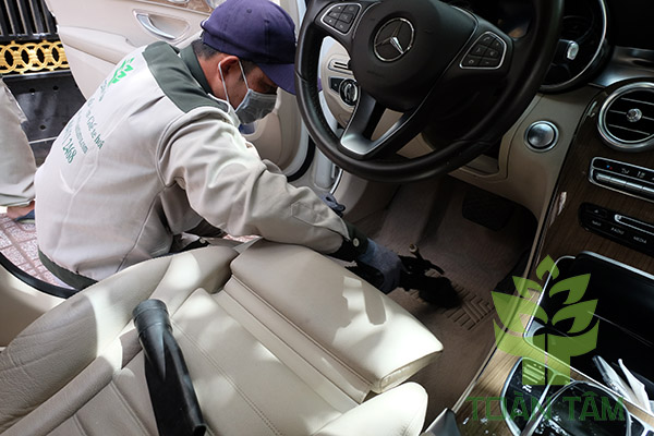 Cần giặt thảm lót sàn ô tô thường xuyên